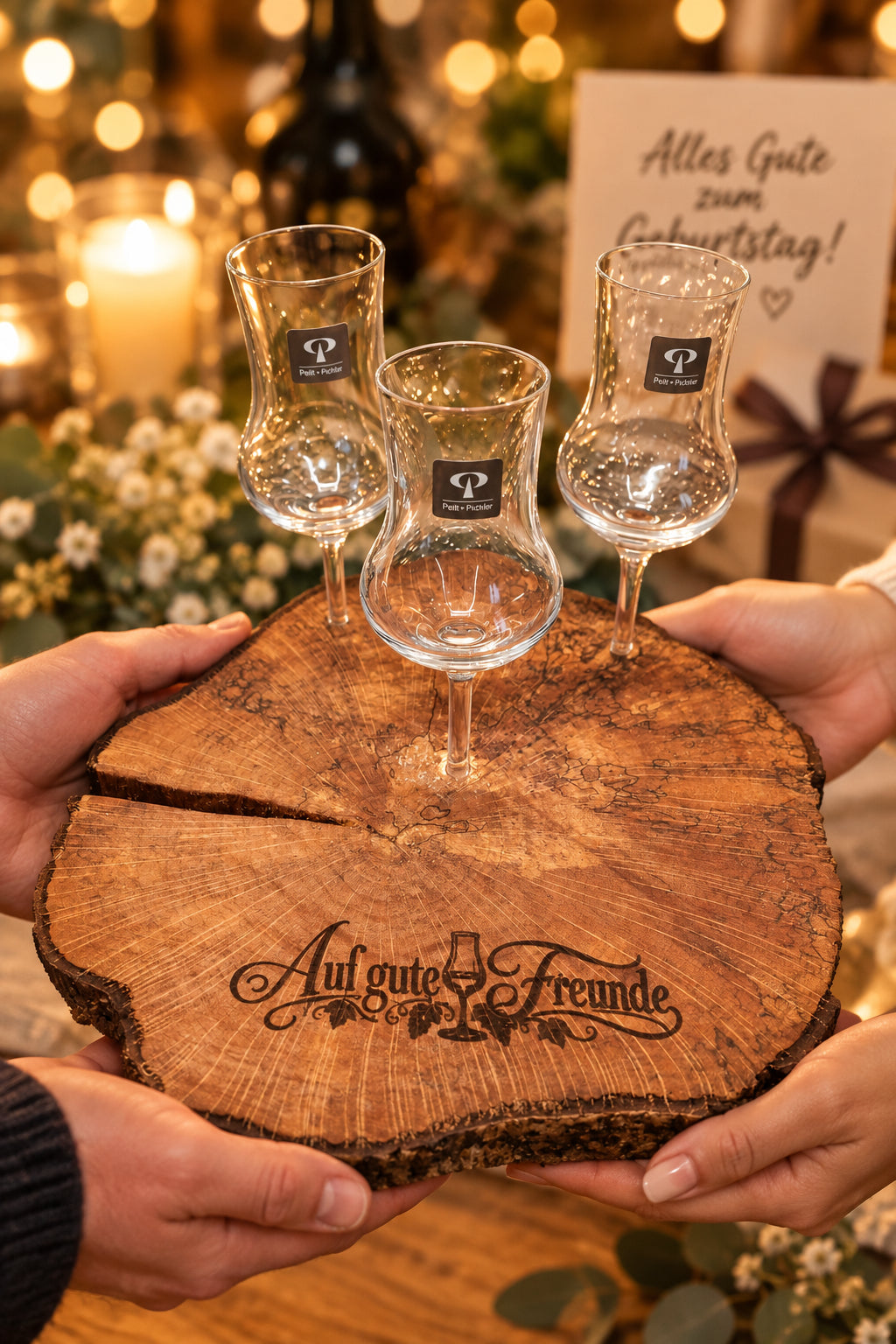 Haselnuss-Baumscheibe mit 3 Grappa-Gläsern –Auf gute Freunde
