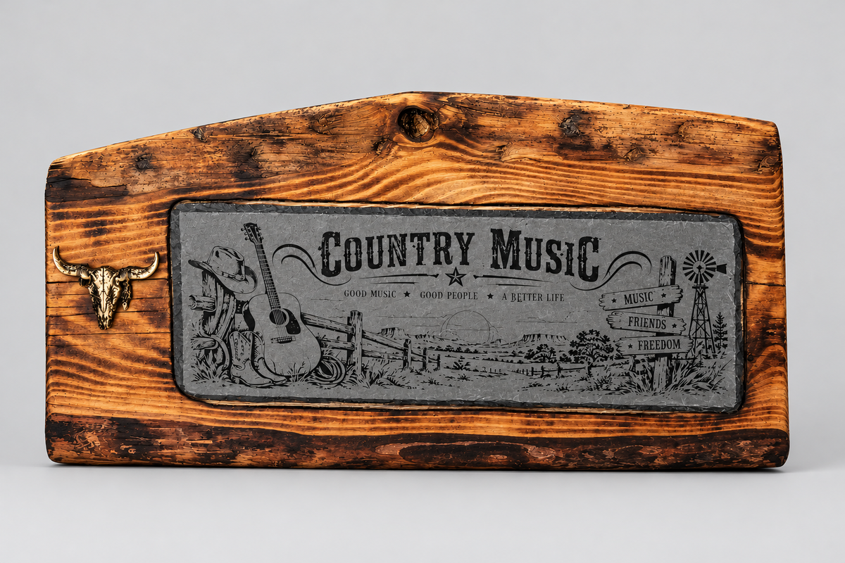 Vorderansicht der Country-Music-Wanddeko mit Schiefermotiv, gemasertem Fichtenholzbrett und hölzernem Bullenkopf"
