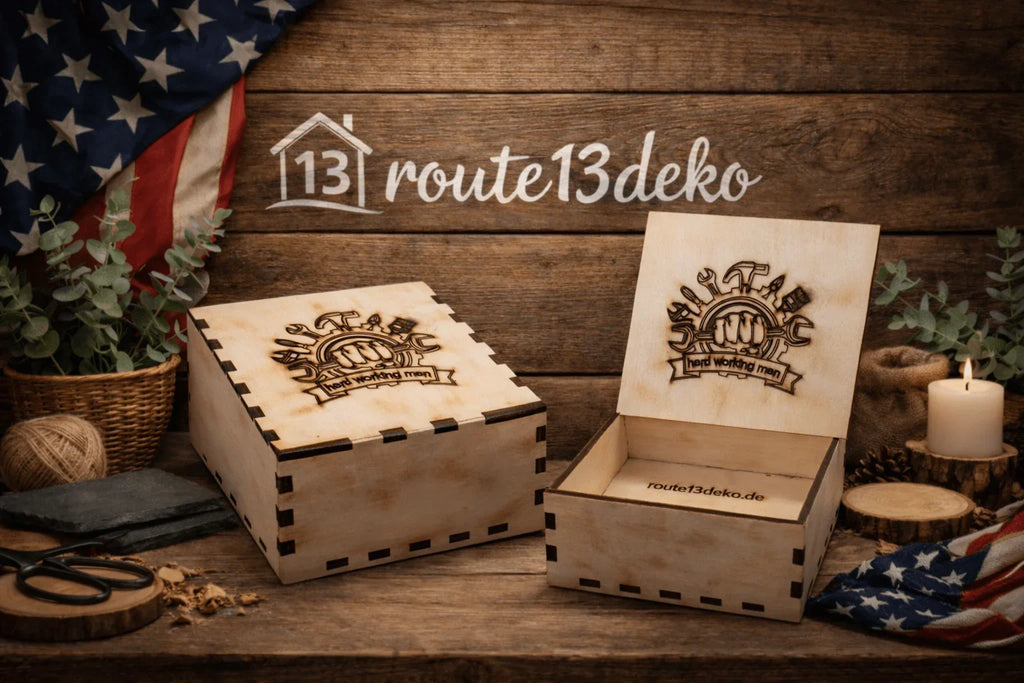 Gravierte Holzbox mit Motiv 'hard working men', rustikal dekoriert mit Naturmaterialien.