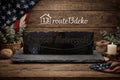 Gravierte Schiefertafel mit Schriftzug American Motorcycle, rustikale Deko, USA-Flagge im Hintergrund