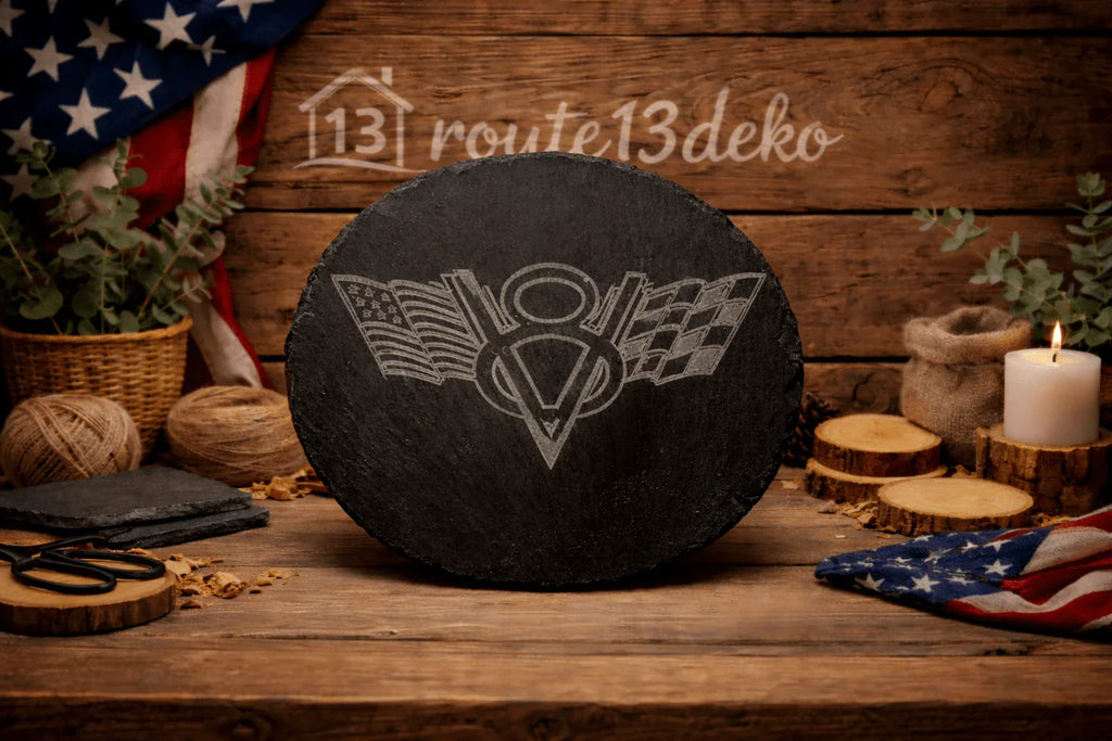 Runde Schiefertafel mit V8-Motiv, graviert, US-Flagge und Rennflagge, rustikale Dekoration
