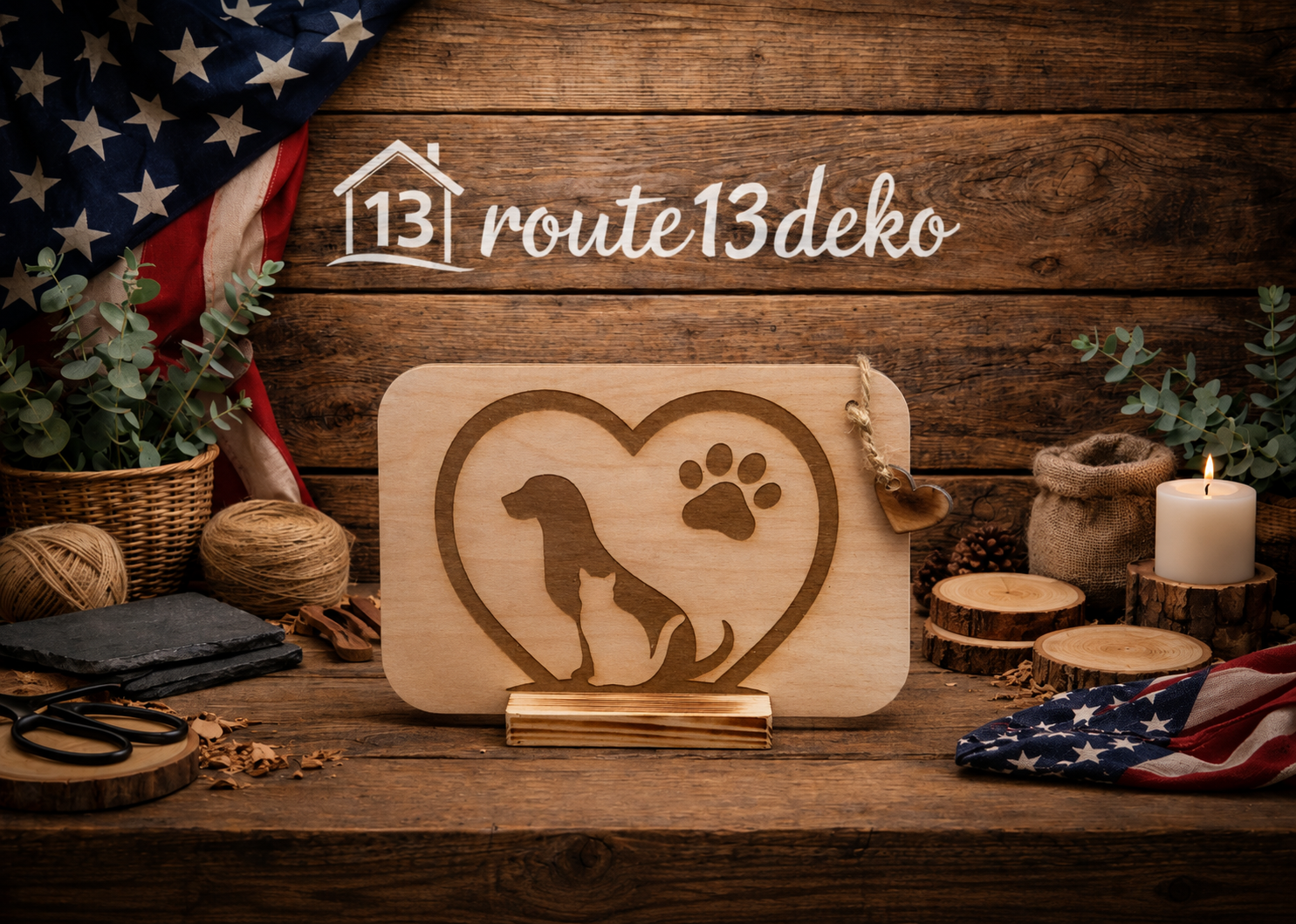 „Holzschild aus Birkenholz mit Hund, Katze und Herz-Motiv sowie Pfoten-Abdruck, 21×15 cm, auf geflämmtem dunklem Holzständer – route13deko"