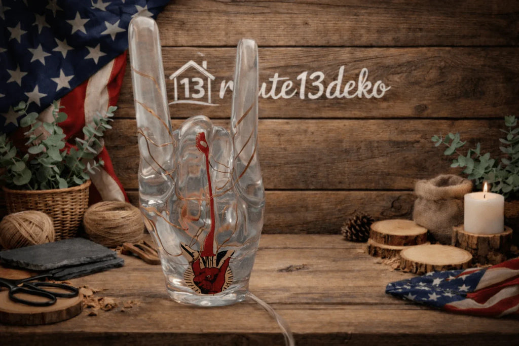 Handgefertigte Deko Rockhand aus Epoxidharz mit Beleuchtung, auf Holztisch mit Naturmaterialien.