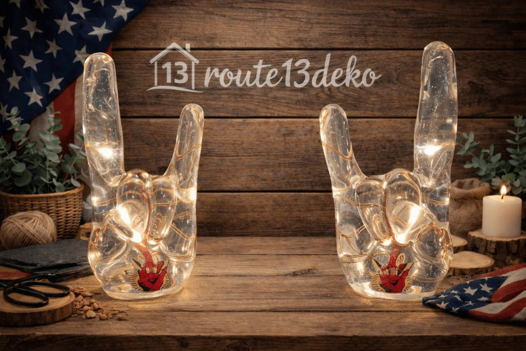 Zwei beleuchtete Deko-Handskulpturen aus Epoxidharz in Rocker-Pose auf Holztisch