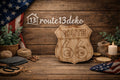 Handgefertigtes Route 66 Schild aus Holz, rustikale Dekoration mit USA-Flagge und Kerze