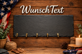 Personalisierbares Schlüsselbrett aus schwarzem Schiefer, 30 × 11 cm, mit fünf messingfarbenen Schlüsselhaken.