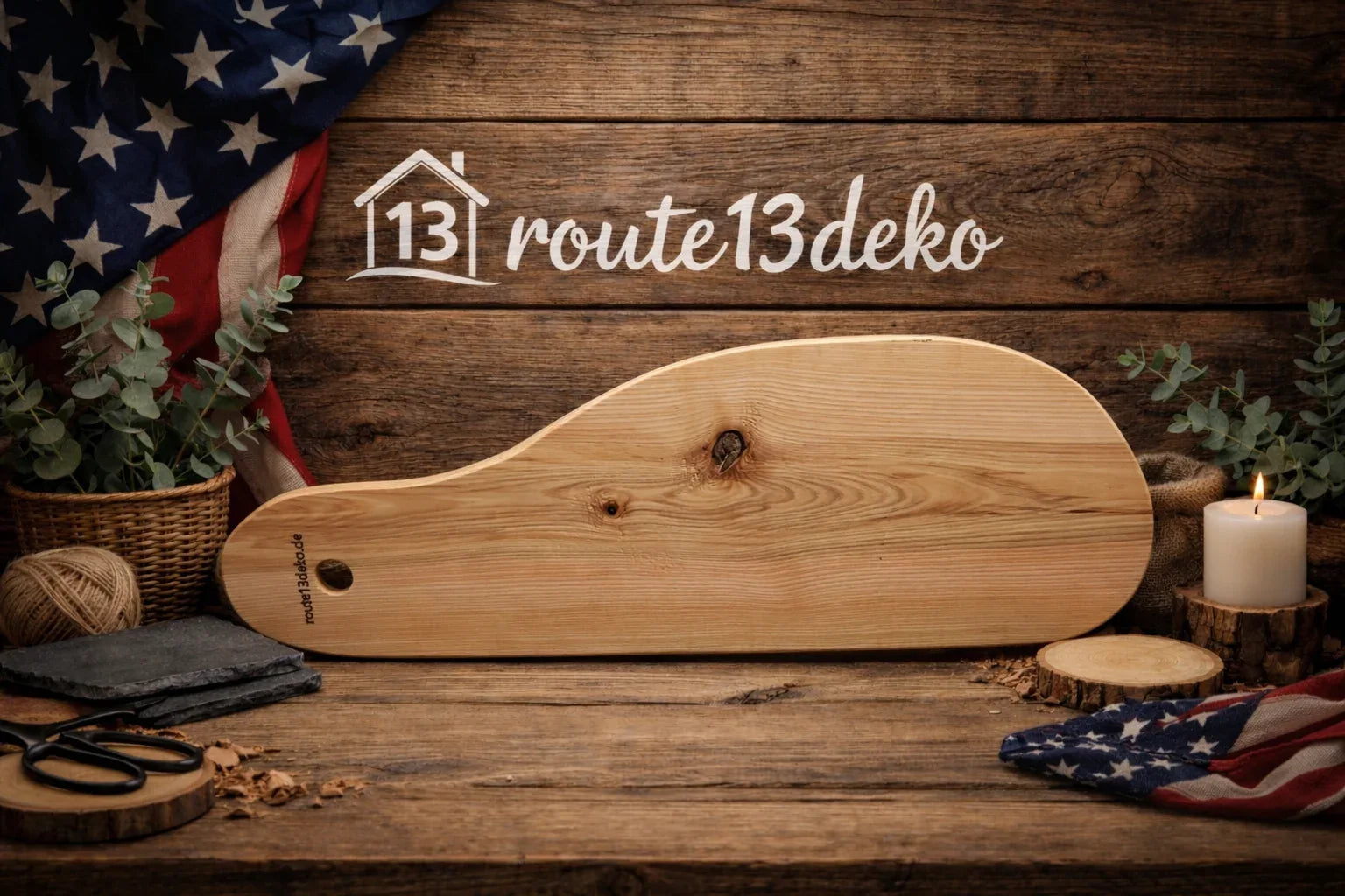 Rückseite Holzservierbrett mit kleinem route13deko.de Schriftzug